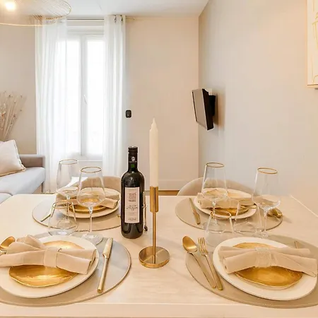 - Family For 4 Paryż