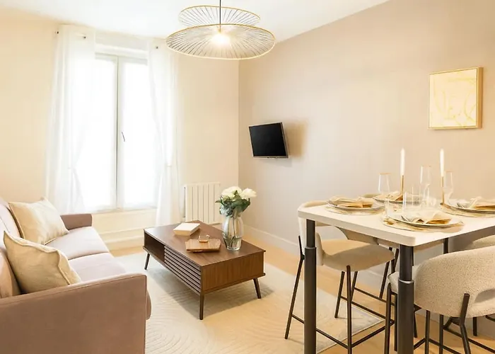 - Family For 4 Paryż