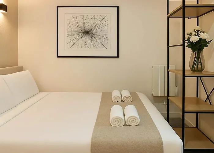 - Family For 4 Paryż